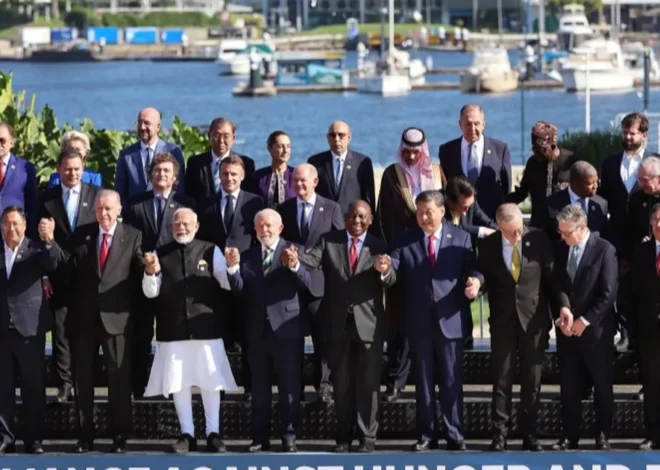 G20’de aile fotoğrafında el ele poz