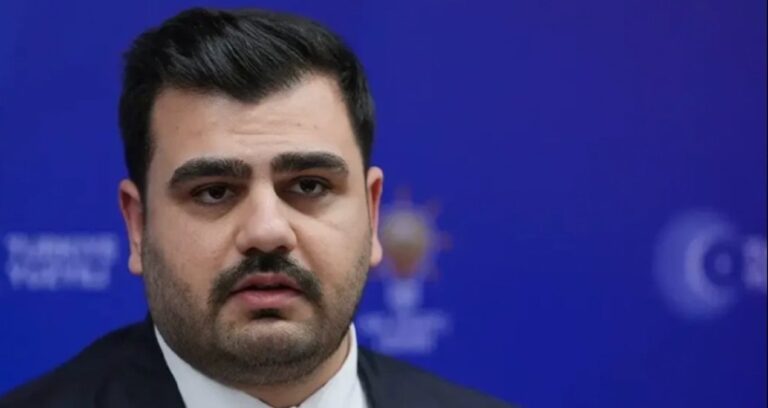 akpli vekilden kendi mahallesine erdogan ayari satafatli dekorlarla susleyip altin varakli masalar kirmizi taht koltuklar arasinda cGTdSn7C