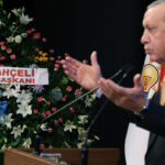 bahcelinin akp kutlamasina gonderdigi cicegin sirri mavi ve beyaz gul orkide HhZBIwcr