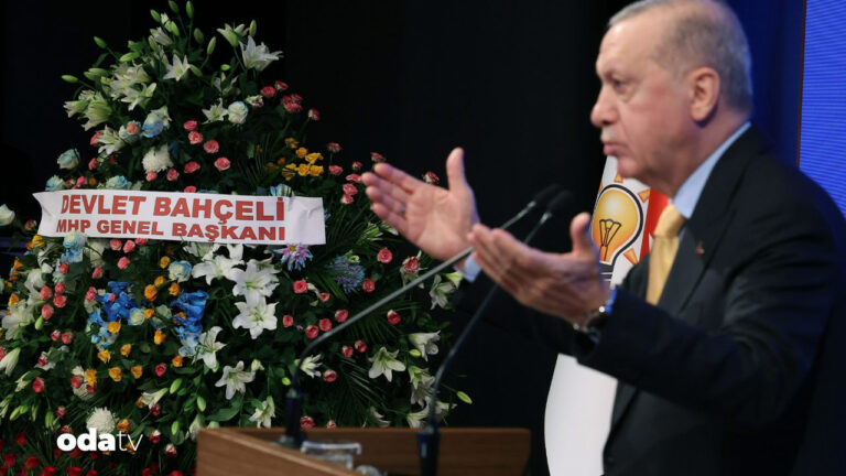 bahcelinin akp kutlamasina gonderdigi cicegin sirri mavi ve beyaz gul orkide HhZBIwcr