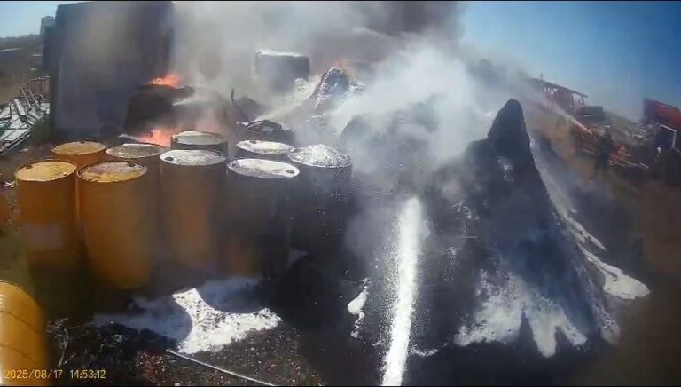 diyarbakirda depo yangini tonlarca malzeme yandi 6Ft3khGu