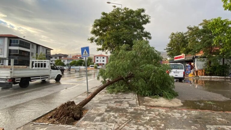 erzincanda siddetli ruzgar ve sel XzuuIODg