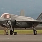 ingiltereye ait f 35b savas ucagi japonyaya acil inis yapti Azm3TcSC