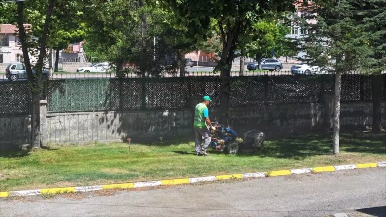 kocasinanda okul bahcelerine temizlik ucDw8wUt