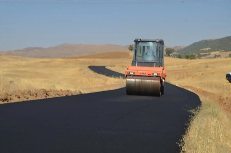 musta kirsal yollara asfalt calismasi zOa8e85q