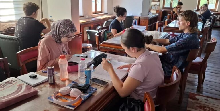 sinop kutuphanesi yazin da yogun XldZ64dy