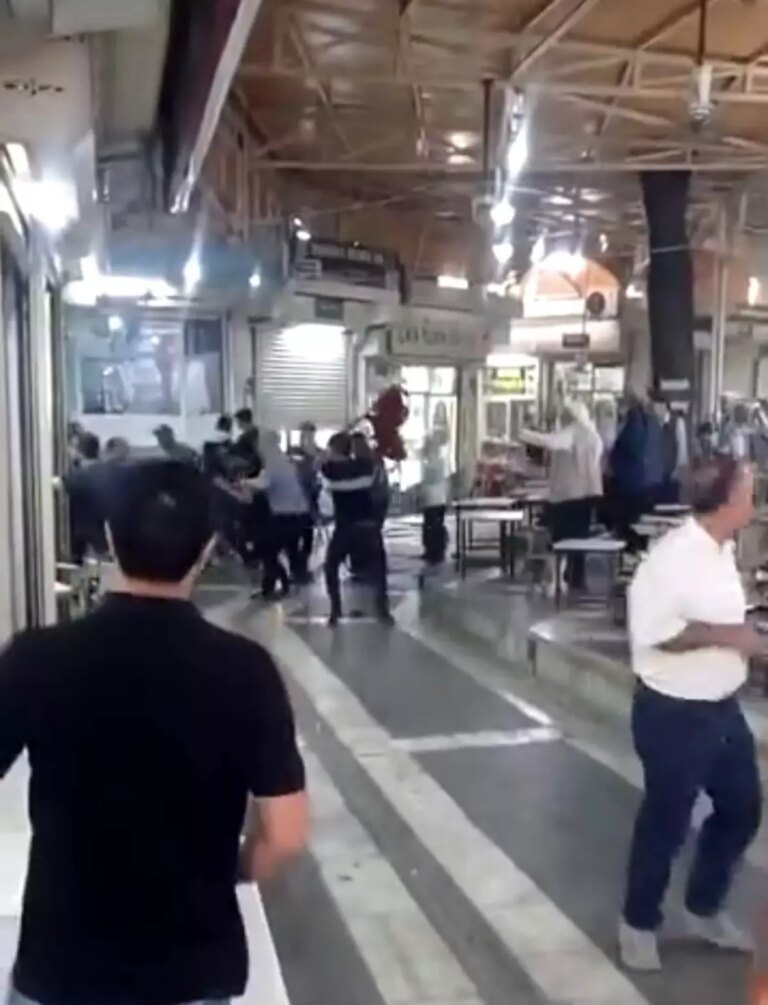 siverekte kahve kavgasi 4 yarali I2MjOjTt