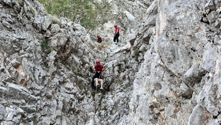 yamac parasutculeri kayaliklara dustu 1wsnHF4Y