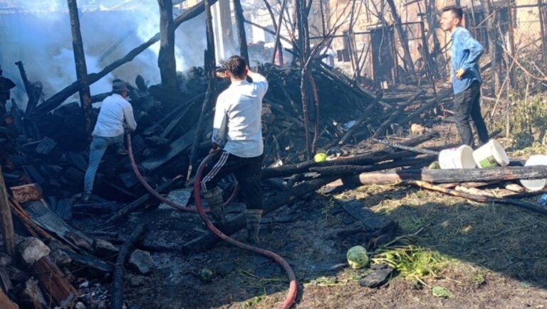 kutahyada otomobilde baslayan yangin 3 evi kul etti lwYkEIRt