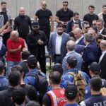 murat yetkin gursel tekin polisle girdigi binadan al polislerini git diye cikarilmis gmPGkrrY