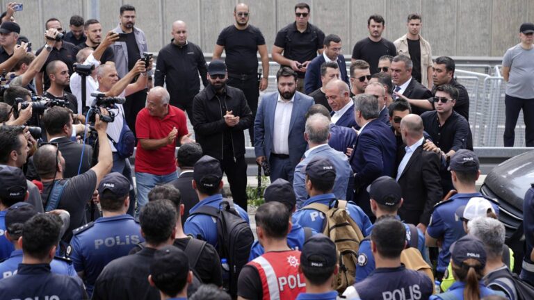 murat yetkin gursel tekin polisle girdigi binadan al polislerini git diye cikarilmis gmPGkrrY