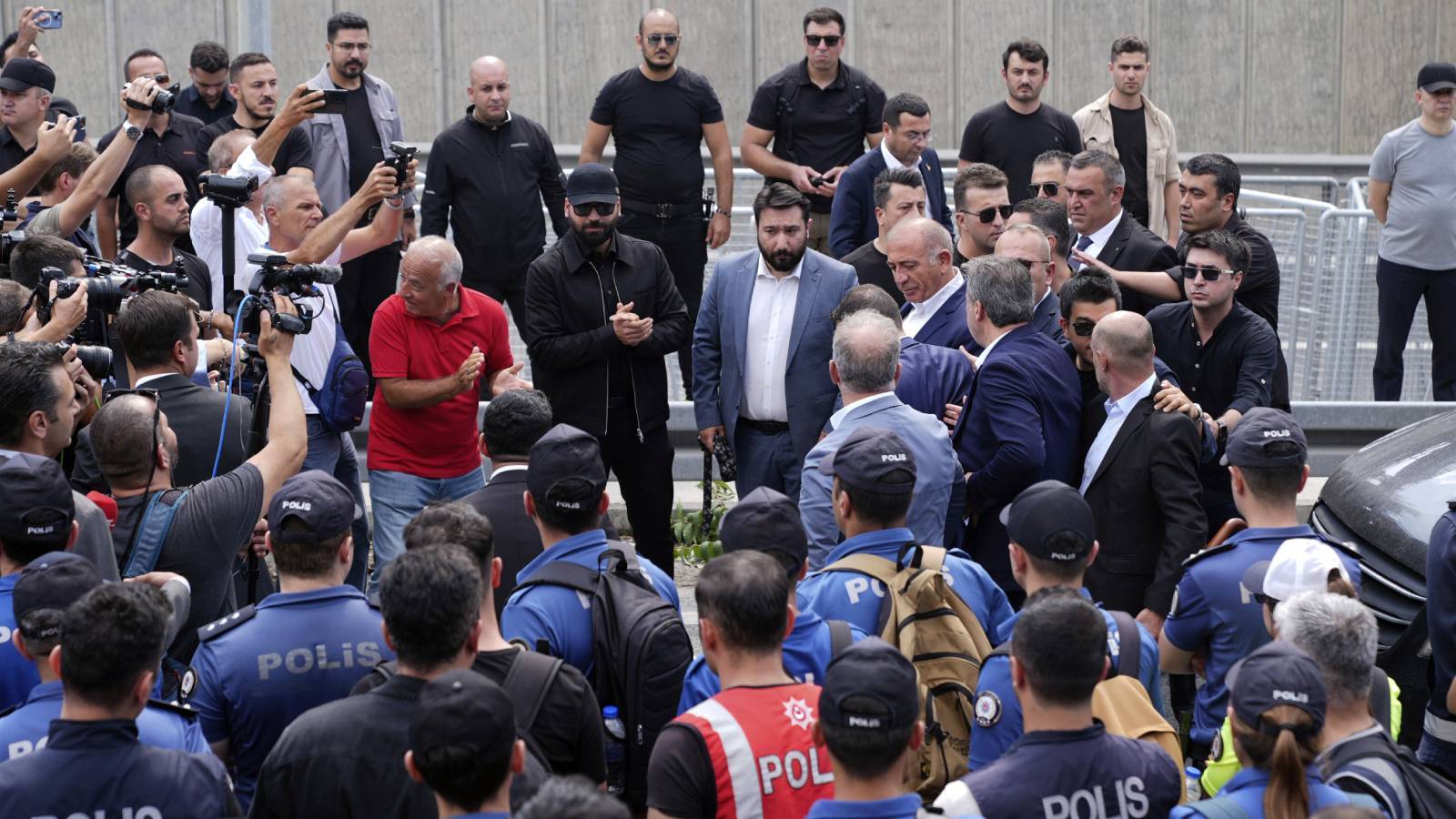 murat yetkin gursel tekin polisle girdigi binadan al polislerini git diye cikarilmis gmPGkrrY