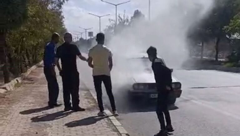 musta seyir halindeki otomobil yandi Pq7KP1vB