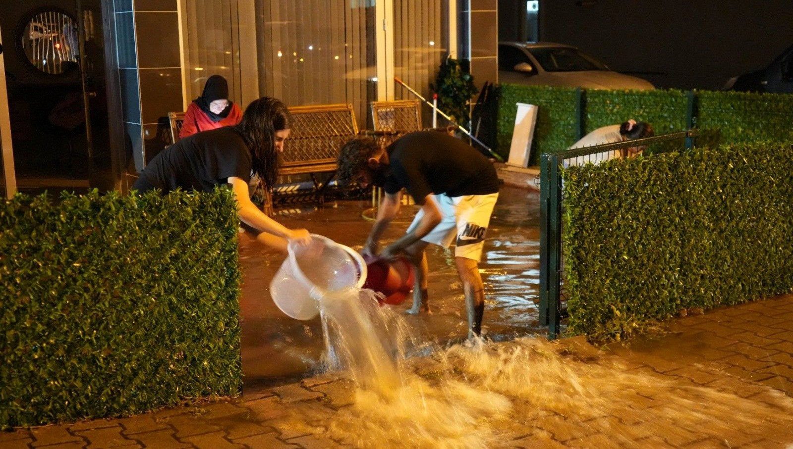 samsunda saganak hayati felc etti baziev ve is yerlerini su basti 2lJ4galg