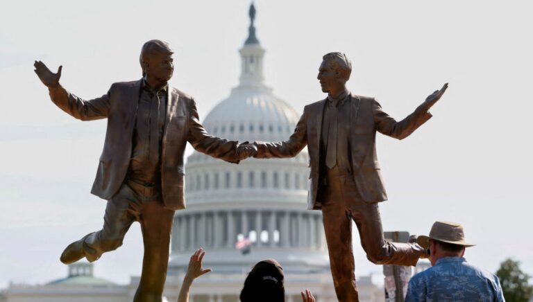 trump ve epsteinin arkadasligi heykelle taclandi EEGv4Lxf