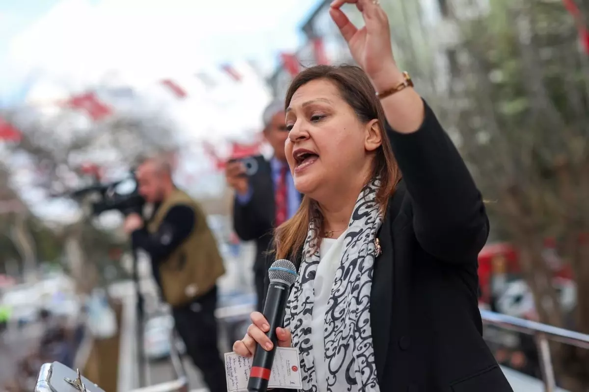 bomba iddia burcu koksal ve iki belediye baskani ak partiye geciyor kIh64Yse.jpg