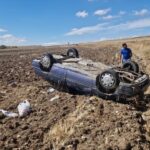 corumda otomobil tarlaya devrildi CXqe7aDm