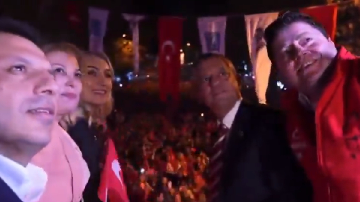 dilek imamoglu ile ozgur ozelin eglenceli anlari zafer isareti yapti 5C7zP2tx.jpg