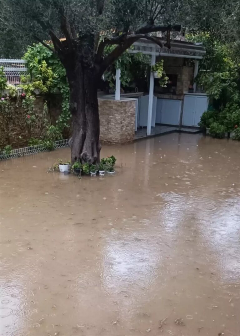 edremitte saganak yagis su baskinlarina neden oldu R6xAEuQk