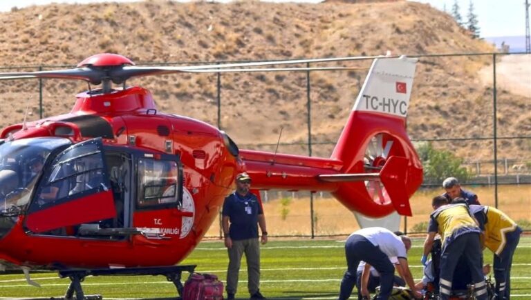 hava ambulansi tarlada calisirken yaralanan vatandas icin havalandi 72sZPbSa