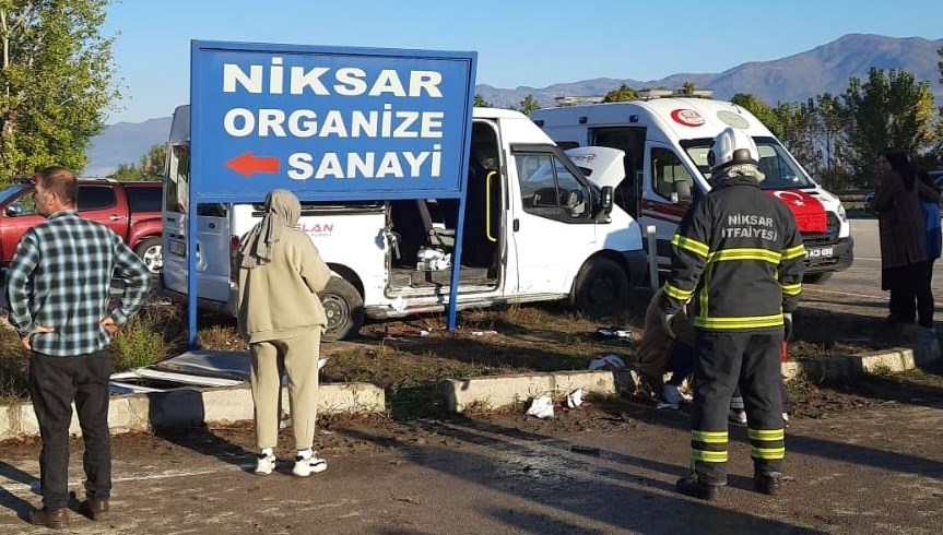 isci servisi ile tarim iscilerinin oldugu minibus carpisti 10 yarali wLqMINfy.jpg