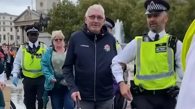 londrada ingiliz polisi gorme engelli gazze destekcisini teror sucundan tutukladi o anlar kamerada lBd1rmtT