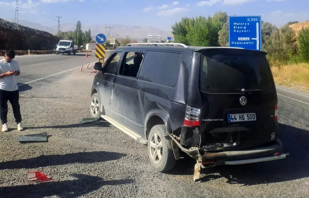 malatyada trafik kazasi 1i cocuk 2 yarali 3FrNQTiR