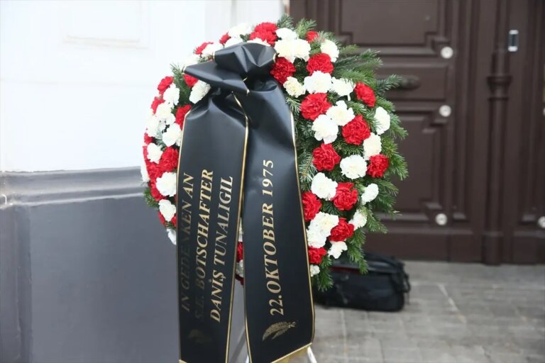 viyanada ermeni teroristlerce sehit edilen buyukelci tunaligil anildi IgRUzKBv.jpg