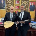 yavuz bingol devlet bahceliye baglama hediye etti RpdSc6Je