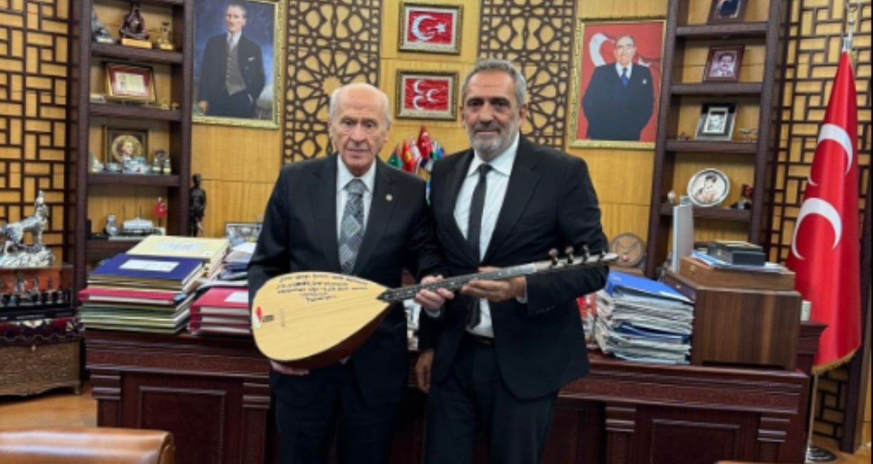 yavuz bingol devlet bahceliye baglama hediye etti RpdSc6Je