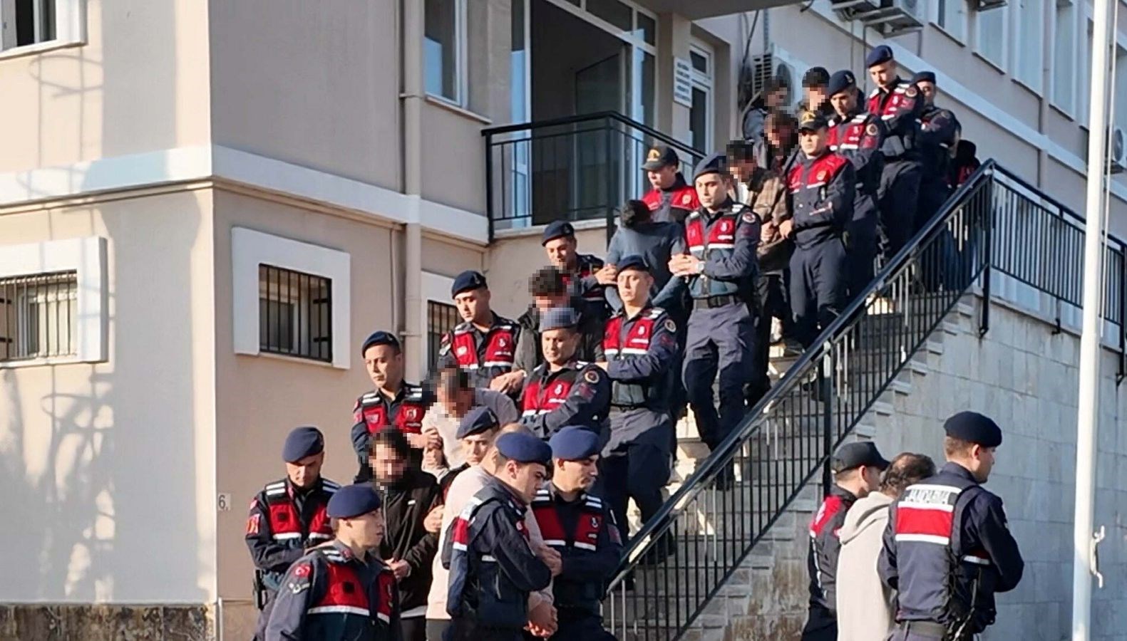 7 ilde sahte borsa uygulamasiyla dolandiriciliga 12 tutuklama fjB9YcVG.jpg