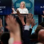 beyaz saray hassas bilgileri koruma gerekcesiyle gazetecilerin basin sekreteri leavittin ofisine erisimini kisitladi hISrm71e.jpg