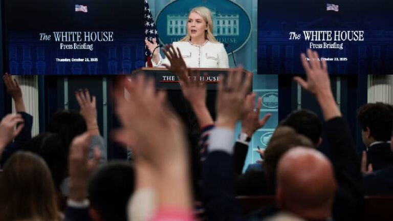 beyaz saray hassas bilgileri koruma gerekcesiyle gazetecilerin basin sekreteri leavittin ofisine erisimini kisitladi hISrm71e.jpg