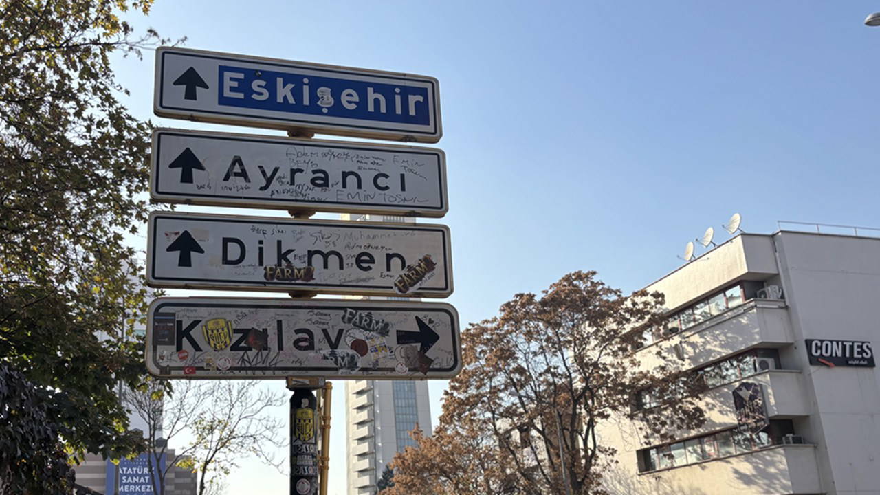 cankayada genclerin asilarak fotograf cektirdigi tabelaya koruma EQIXcJFW.jpg