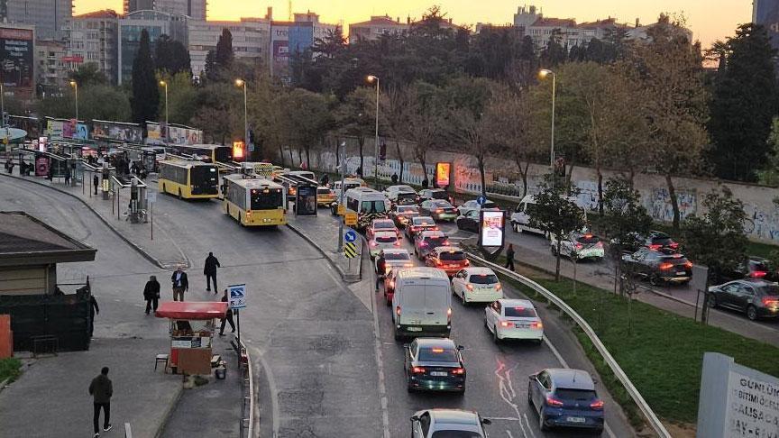 okullarda-ara-tatil-sona-erdi-istanbulda-trafik-kilitlendi-c8fIAPiV.jpg