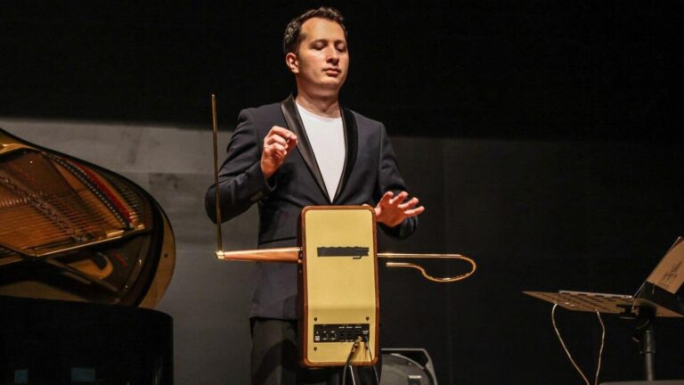 rus fizikci tereminin icat ettigi muzik aleti turkiyede tanitildi ZTVGsRiB.jpg