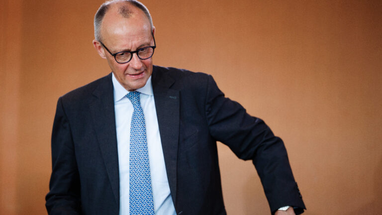 suriye devlet baskani ahmed sara basbakan merz tarafindan almanyaya davet edildi uqafut43.jpg