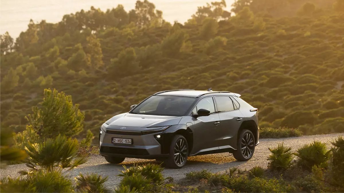 elektrikli-2026-toyota-bz4x-tanitildi-iste-one-cikan-ozellikleri-jd5qcb1d.jpg