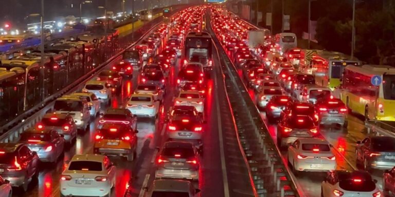 istanbulda-trafik-durma-noktasina-geldi-yogunluk-yuzde-90a-ulasti-QFpWAYpd.jpg