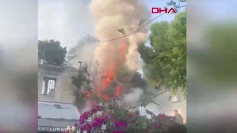 sultanahmet-meydaninda-bir-restoranda-yangin-ztfr7zJV.jpg
