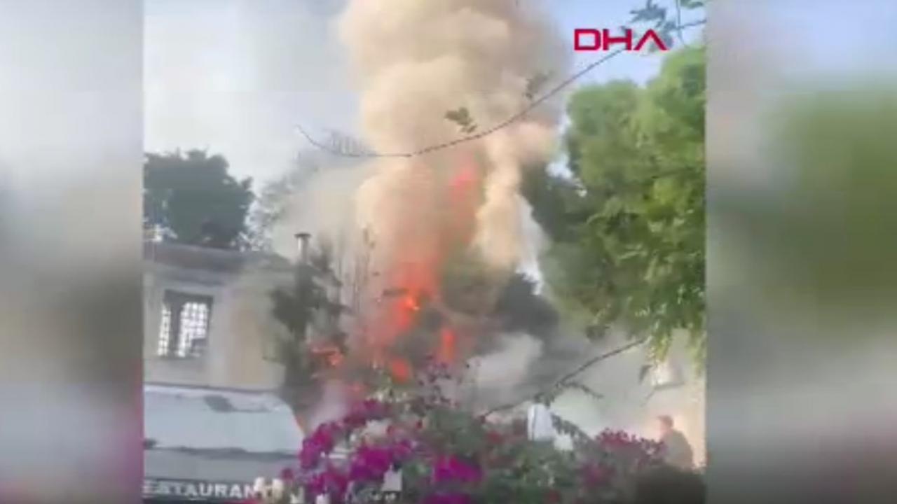 sultanahmet-meydaninda-bir-restoranda-yangin-ztfr7zJV.jpg