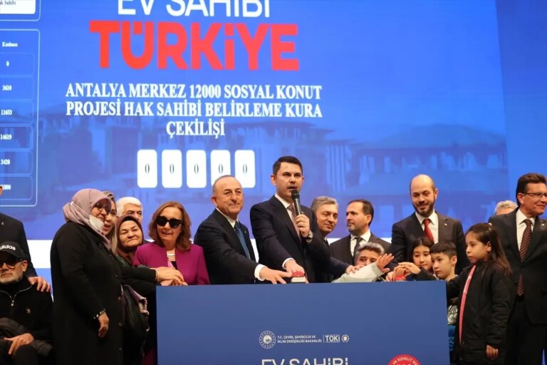 bakan-kurum-antalyada-ev-sahibi-turkiye-kura-cekim-toreninde-konustu-aciklamasi-SwlKN7sQ.jpg