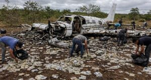 5-milyon-dolar-tasiyan-ucak-dustu-gokyuzunden-para-yagdi-halk-birbirini-ezdi-Y4qiXTId