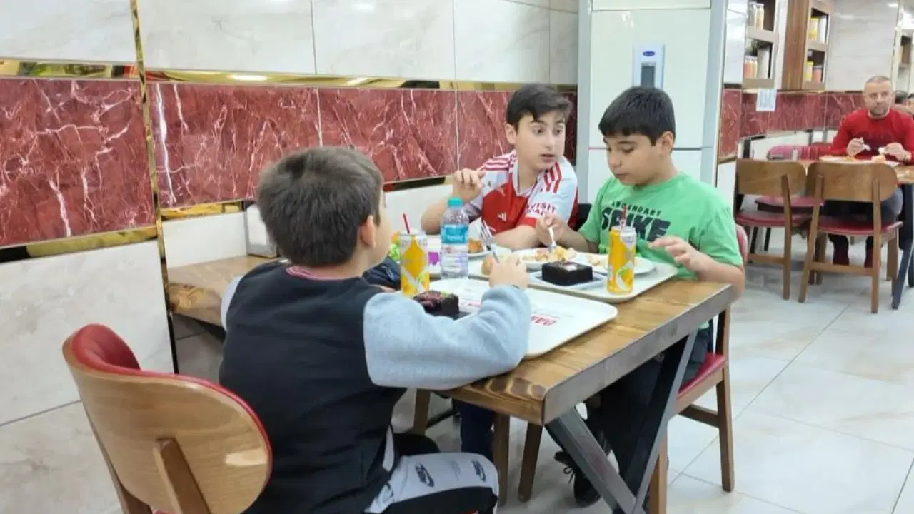 Avcılar’da Çocuklara Özel 23 Nisan Kutlaması: Ücretsiz Yemek İkramı