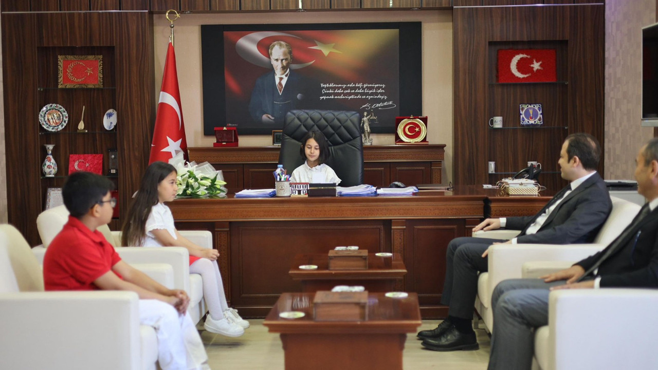 Kaman Kaymakamı Engin Tok, 23 Nisan’da Öğrenci Elif Kılıç’a Makamını Devretti