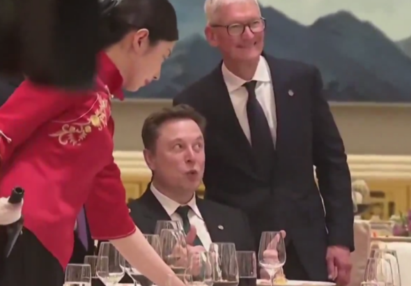 herkes-trumpi-bekliyordu-simarik-tacini-bu-kez-musk-aldi-fiOh3IkD
