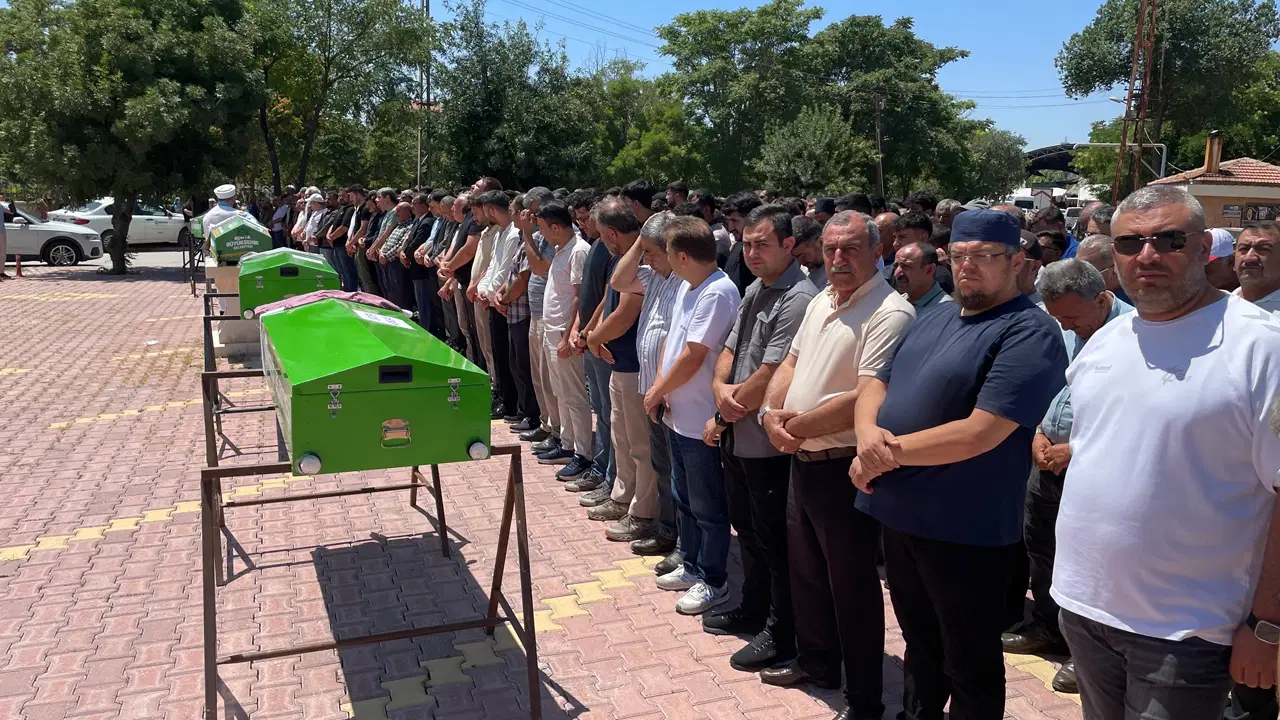 Bir aile yok oldu… Antalya’daki feci kazada hayatını kaybeden 5 kişi son yolculuğuna uğurlandı Haber gorseli